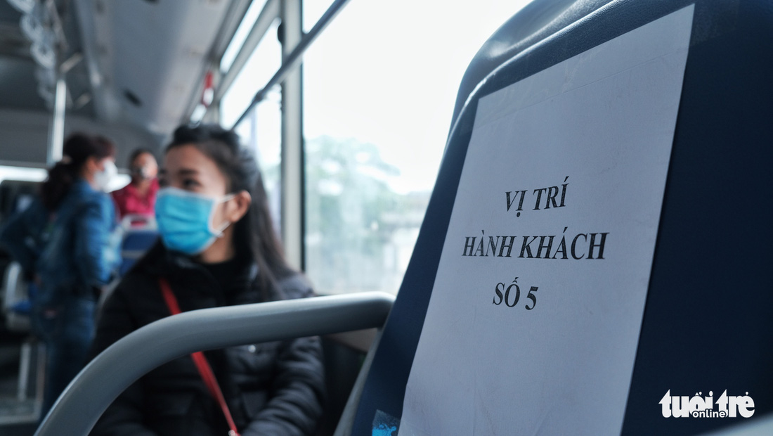 Xe buýt Hà Nội lưa thưa khách sau thời gian cách ly xã hội - Ảnh 5.