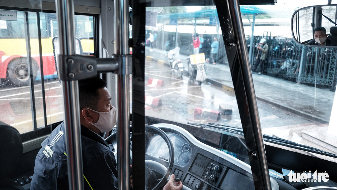 Xe buýt Hà Nội lưa thưa khách sau thời gian cách ly xã hội - Ảnh 6.