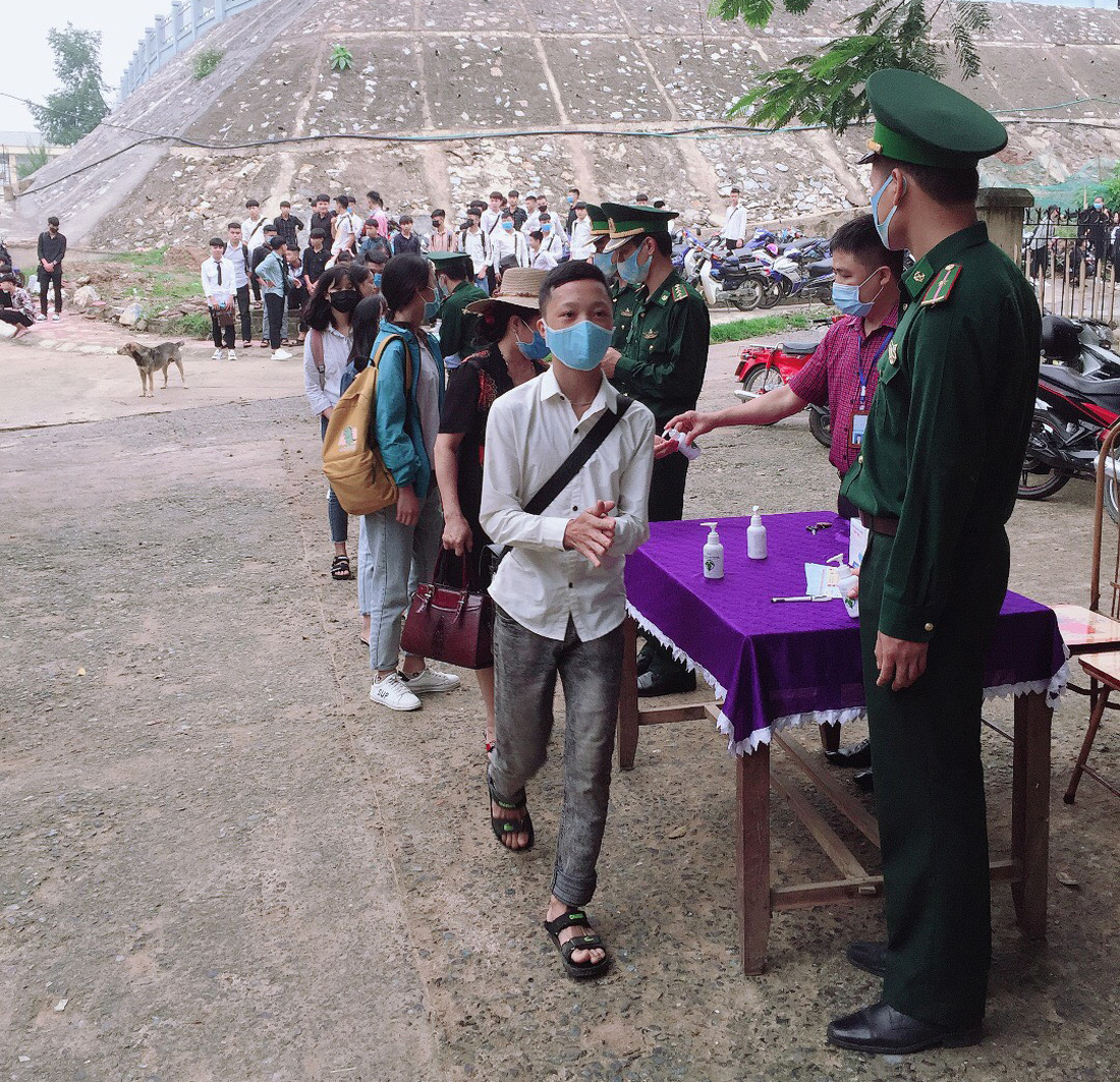 Sáng nay 27-4, học sinh của gần 30 tỉnh thành trở lại trường - Ảnh 12.