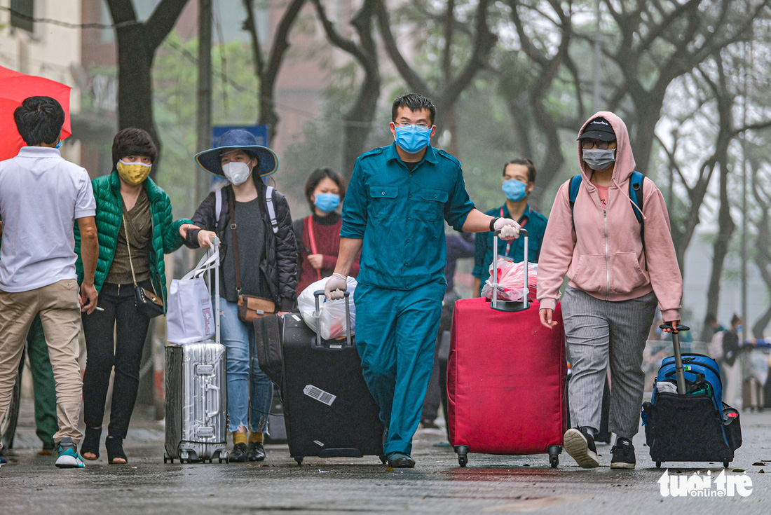 Hơn 240 người hết cách ly tại Hà Nội trở về địa phương - Ảnh 3.