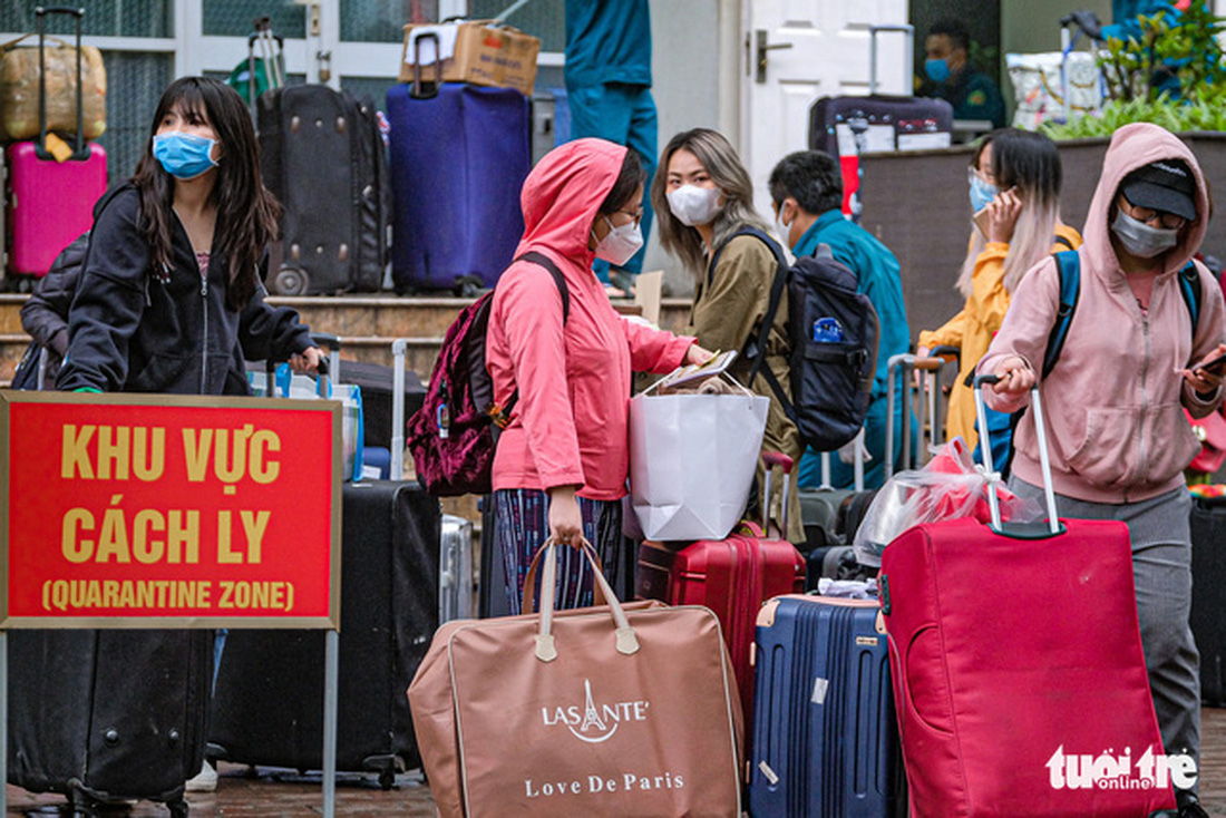 Hơn 240 người hết cách ly tại Hà Nội trở về địa phương - Ảnh 1.