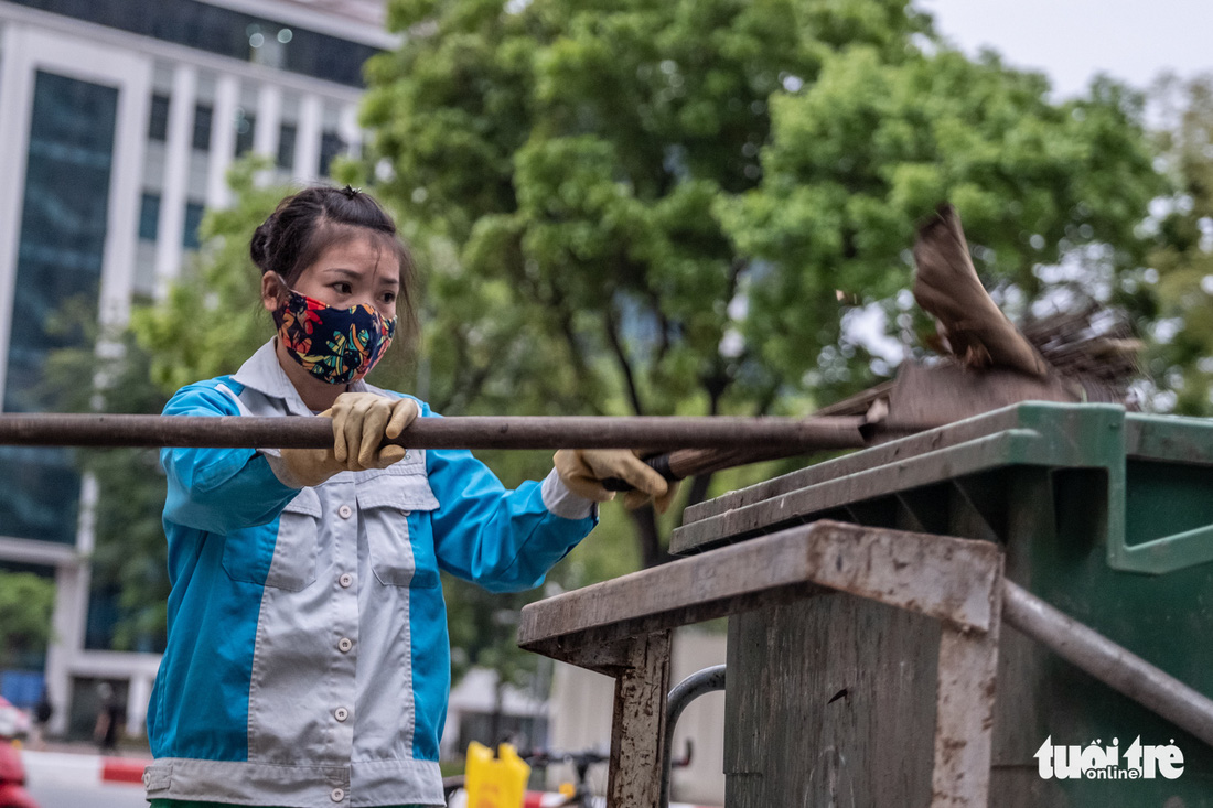 Họ không được phép ở trong nhà, vì sự sạch đẹp của Hà Nội - Ảnh 1.