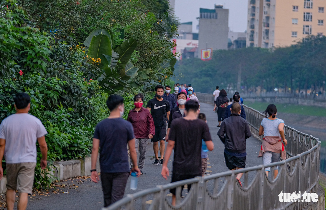 Công viên đóng cửa, nhiều người dân Hà Nội liều mình ra đường tập thể dục - Ảnh 10.