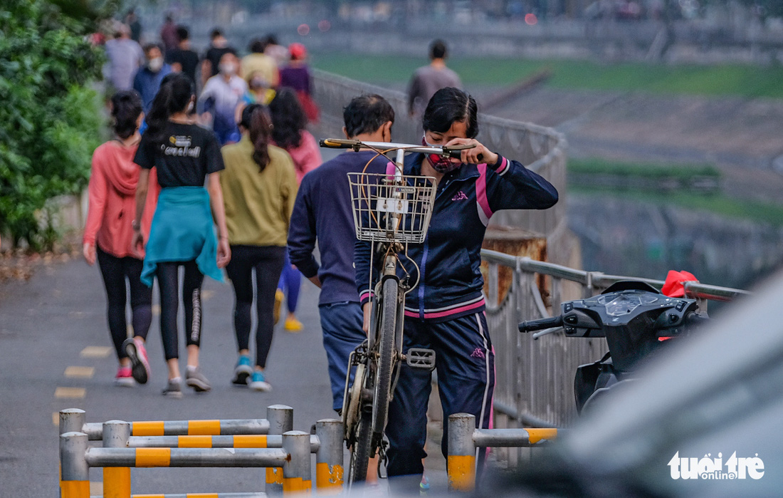 Công viên đóng cửa, nhiều người dân Hà Nội liều mình ra đường tập thể dục - Ảnh 7.