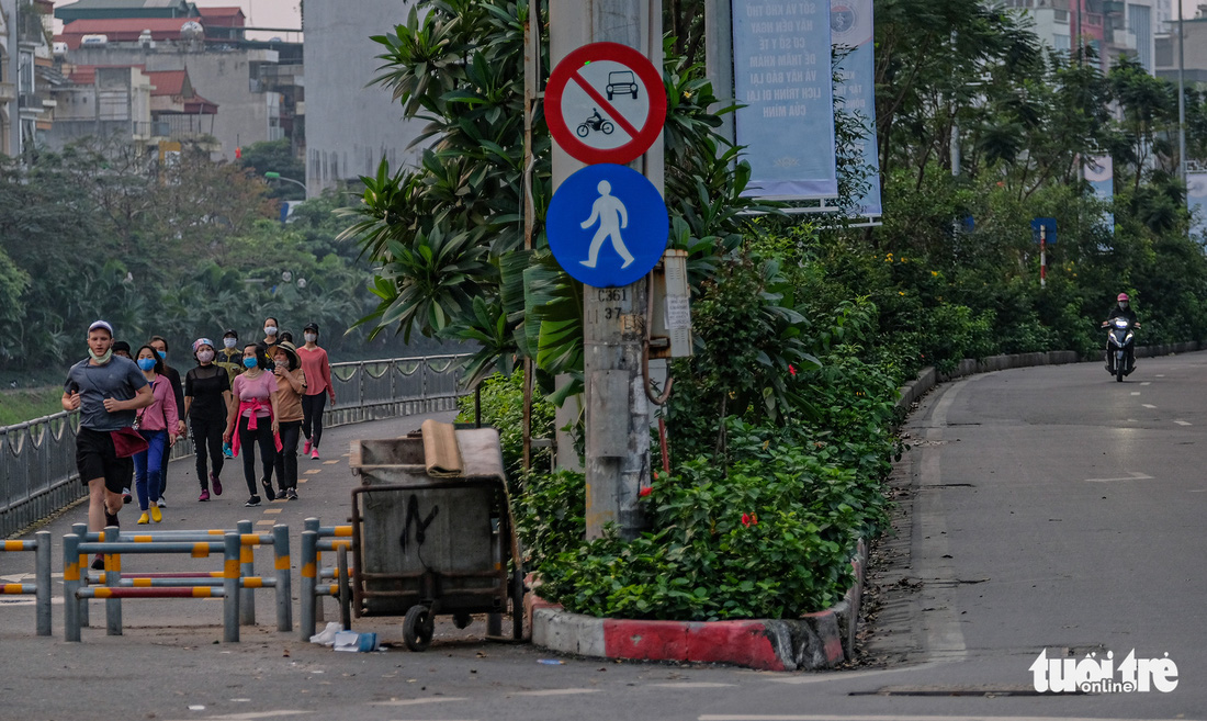 Công viên đóng cửa, nhiều người dân Hà Nội liều mình ra đường tập thể dục - Ảnh 8.