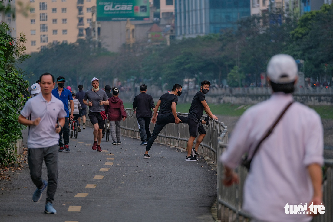 Công viên đóng cửa, nhiều người dân Hà Nội liều mình ra đường tập thể dục - Ảnh 6.