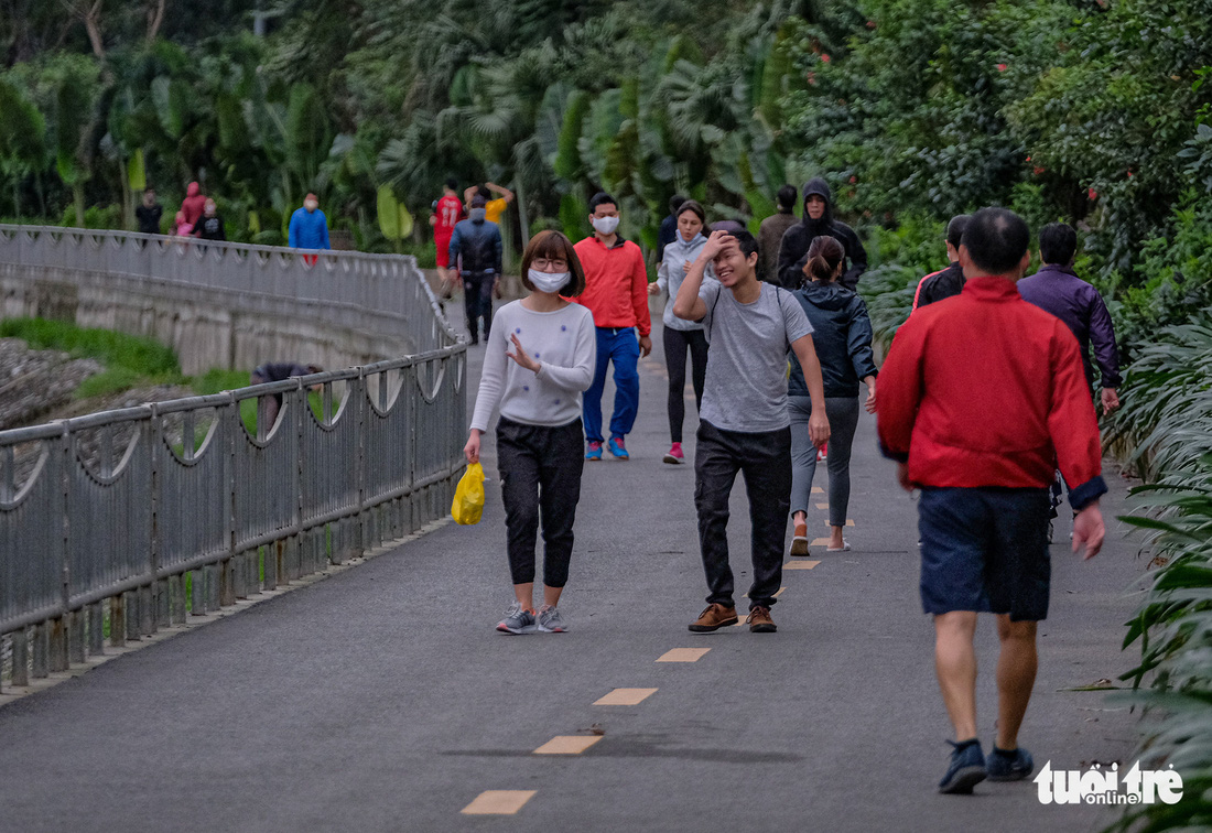 Công viên đóng cửa, nhiều người dân Hà Nội liều mình ra đường tập thể dục - Ảnh 5.
