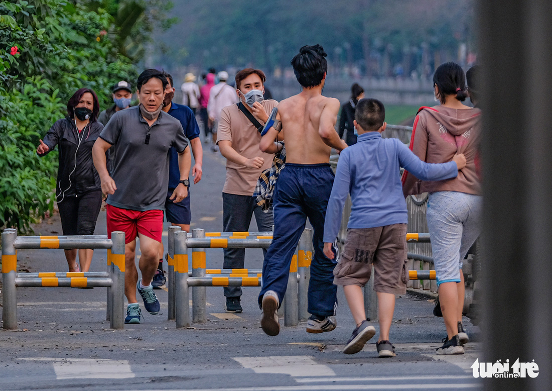 Công viên đóng cửa, nhiều người dân Hà Nội liều mình ra đường tập thể dục - Ảnh 1.