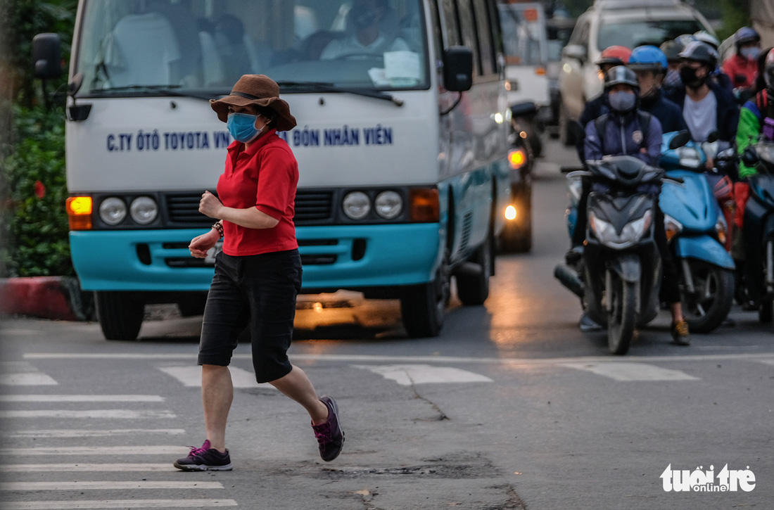 Công viên đóng cửa, nhiều người dân Hà Nội liều mình ra đường tập thể dục - Ảnh 9.