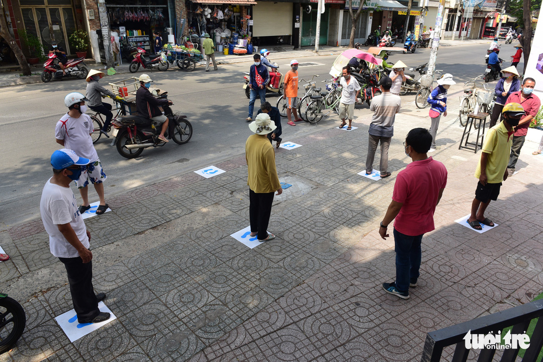 ATM gạo’ ở Tân Phú tuôn trào nhân ái Sài Gòn 24/24 - Ảnh 3.