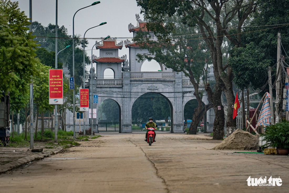 Cận cảnh cách ly thôn Hạ Lôi hơn 10.000 nhân khẩu vì liên quan bệnh nhân 243 - Ảnh 14.