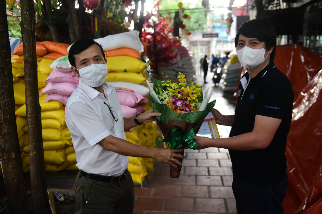 Báo Tuổi Trẻ trao danh hiệu Bạn đồng hành quanh tôi cho chủ nhân ‘ATM gạo’ - Ảnh 1.