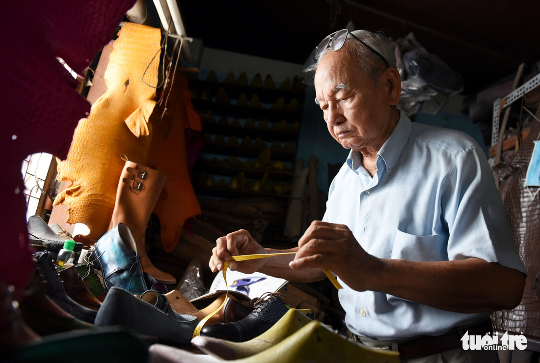 Người nghệ nhân già gần 90 tuổi lưu giữ hào quang của nghệ thuật đóng giày - Ảnh 1.