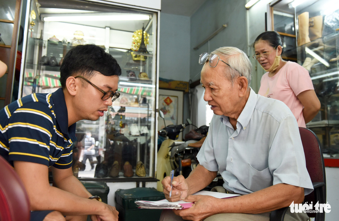 Người nghệ nhân già gần 90 tuổi lưu giữ hào quang của nghệ thuật đóng giày - Ảnh 4.