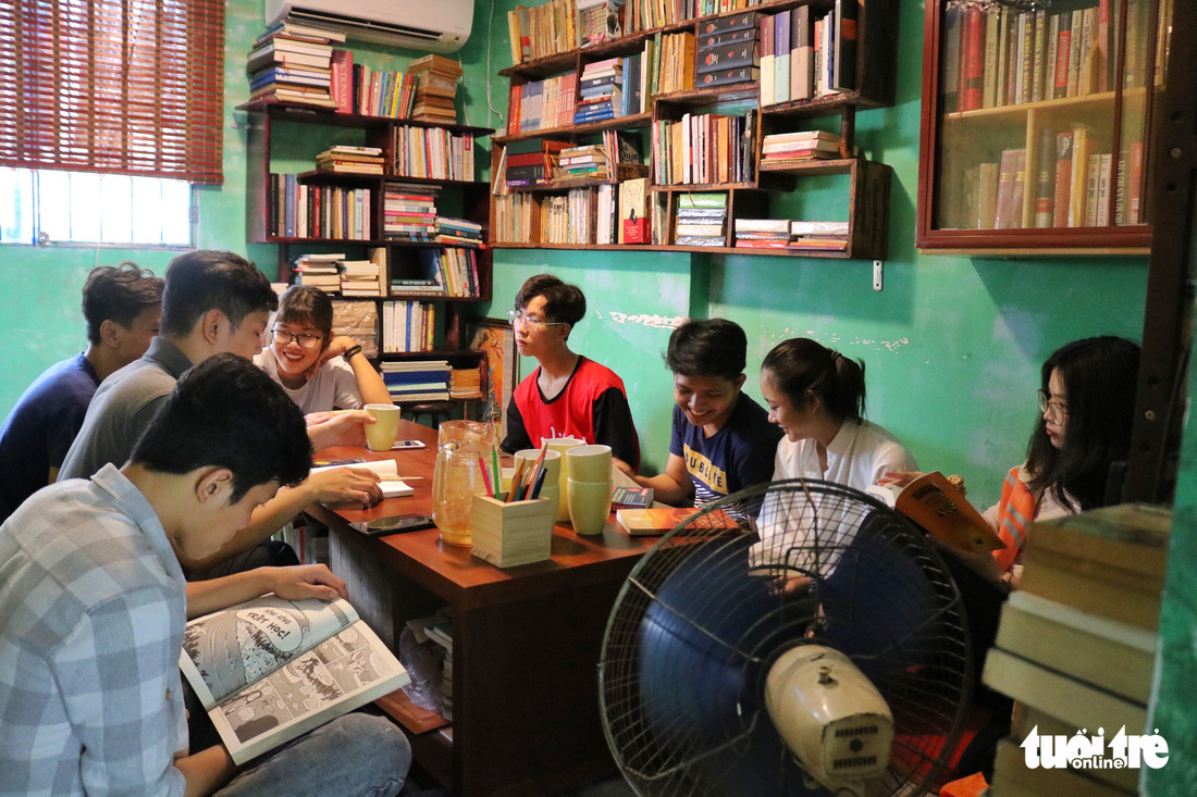Uống cà phê trả bằng sách tại Sài Gòn - Ảnh 5.