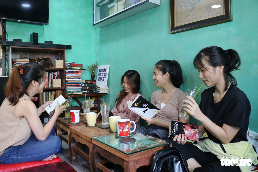 Uống cà phê trả bằng sách tại Sài Gòn - Ảnh 3.