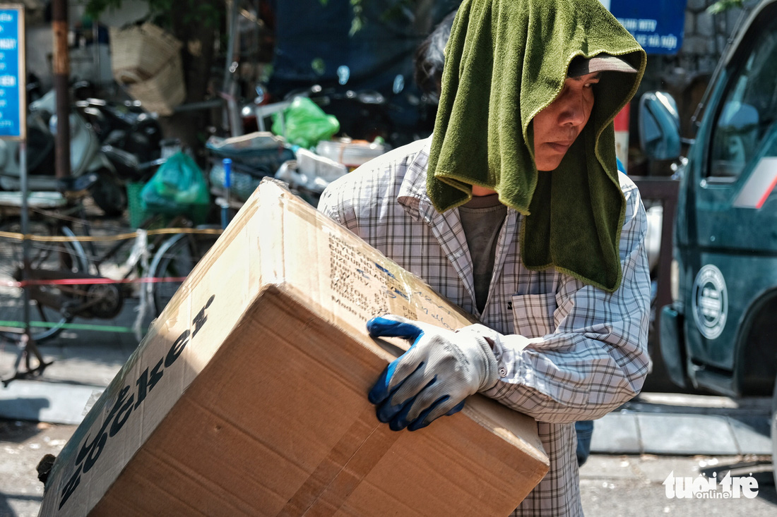 Người Hà Nội nhọc nhằn mưu sinh giữa nắng trên đầu đổ xuống, nóng từ mặt đường bốc lên - Ảnh 3.