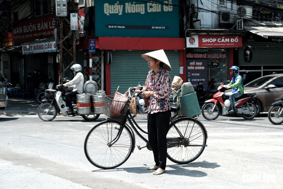 Người Hà Nội nhọc nhằn mưu sinh giữa nắng trên đầu đổ xuống, nóng từ mặt đường bốc lên - Ảnh 5.