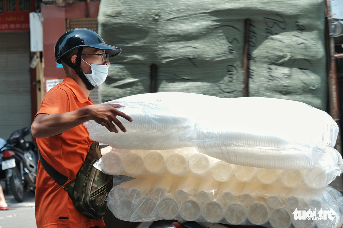 Người Hà Nội nhọc nhằn mưu sinh giữa nắng trên đầu đổ xuống, nóng từ mặt đường bốc lên - Ảnh 6.