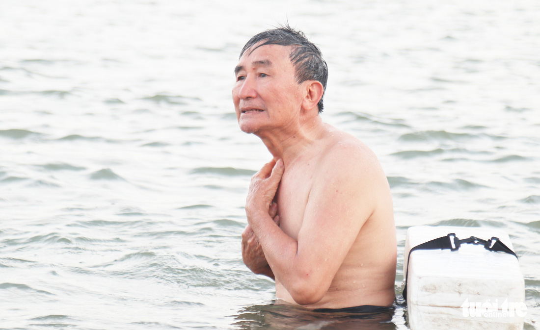 Cụ ông, cụ bà mang phao ra sông Lam bơi ‘giải nhiệt’ - Ảnh 5.