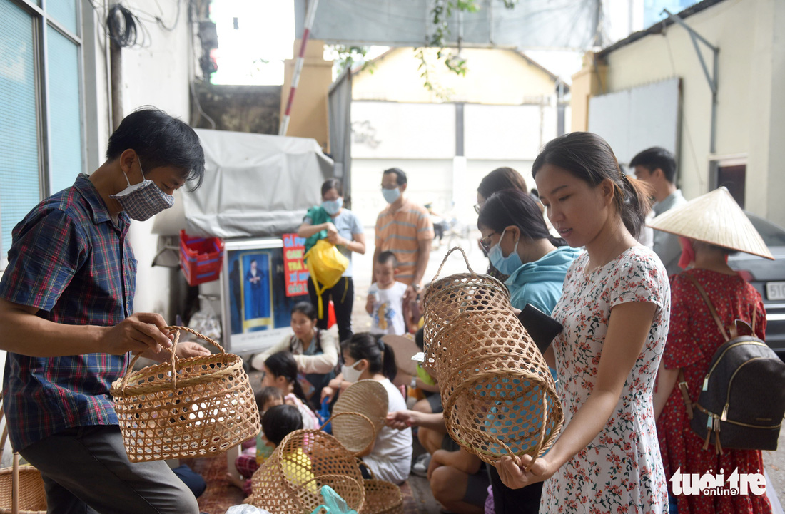 Chợ quê sáng chủ nhật đủ các món hàng dân dã hiếm có giữa trung tâm Sài Gòn - Ảnh 11.