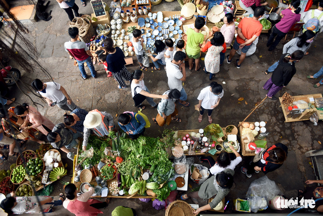 Chợ quê sáng chủ nhật đủ các món hàng dân dã hiếm có giữa trung tâm Sài Gòn - Ảnh 3.