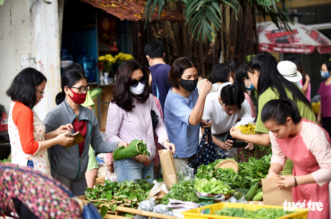 Chợ quê sáng chủ nhật đủ các món hàng dân dã hiếm có giữa trung tâm Sài Gòn - Ảnh 1.
