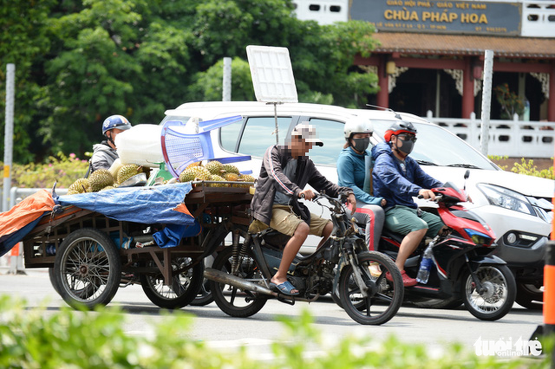 Xe máy mù không đèn, không kèn, xả khói mịt mù tung hoành trên đường - Ảnh 9.