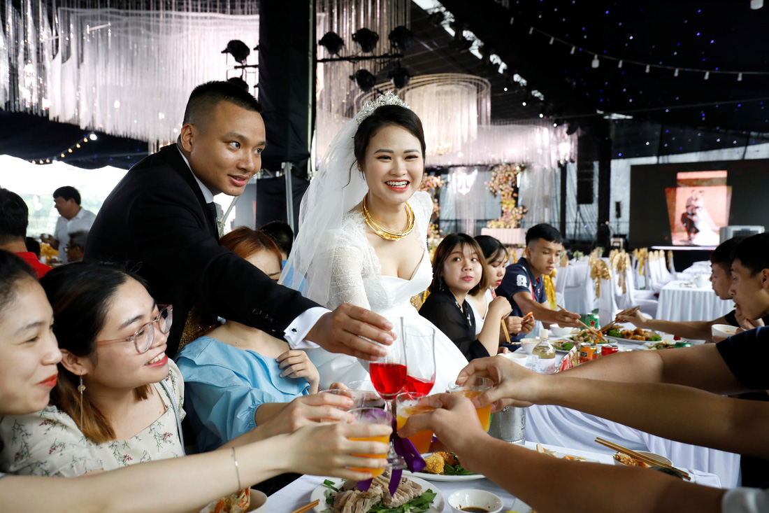 Đám cưới Việt Nam thời COVID-19 trên Hãng tin Reuters - Ảnh 7.