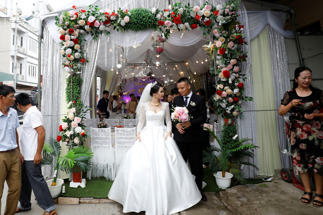 Đám cưới Việt Nam thời COVID-19 trên Hãng tin Reuters - Ảnh 2.