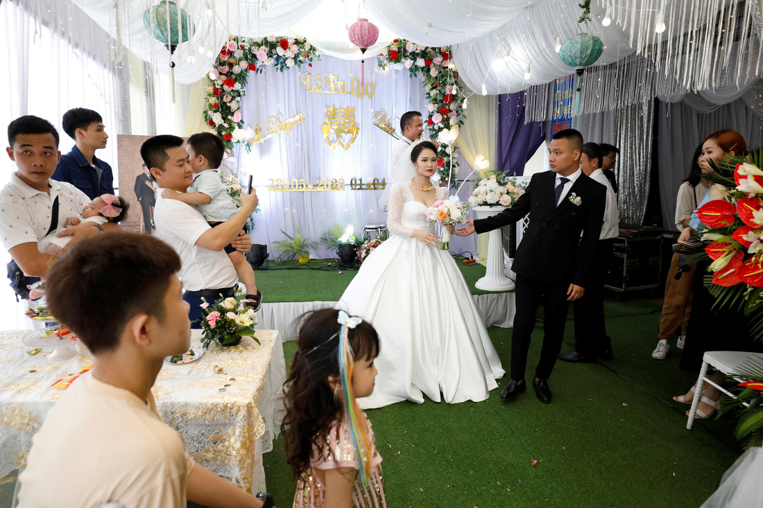 Đám cưới Việt Nam thời COVID-19 trên Hãng tin Reuters - Ảnh 3.