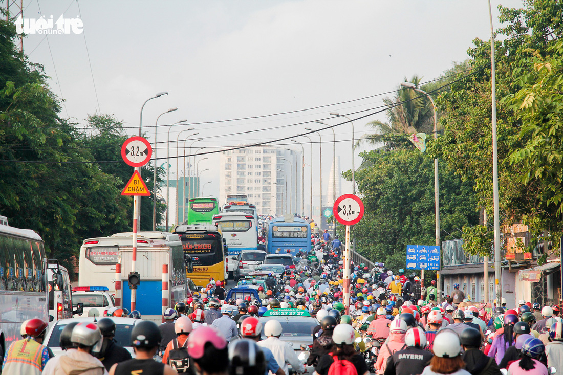 Xe cộ chen cứng quanh bến xe Miền Đông ngày đầu tuần - Ảnh 8.