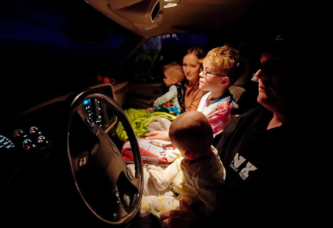 Rạp chiếu ngoài trời - ngồi trong ôtô riêng xem phim gây sốt thời dịch COVID-19 - Ảnh 3.
