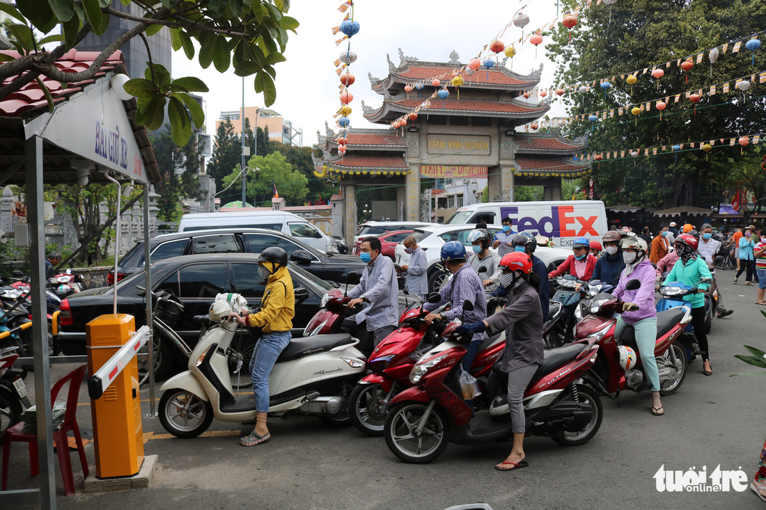 Người dân Sài Gòn xếp hàng, đeo khẩu trang dưới trời nắng nóng chờ lễ Phật - Ảnh 6.