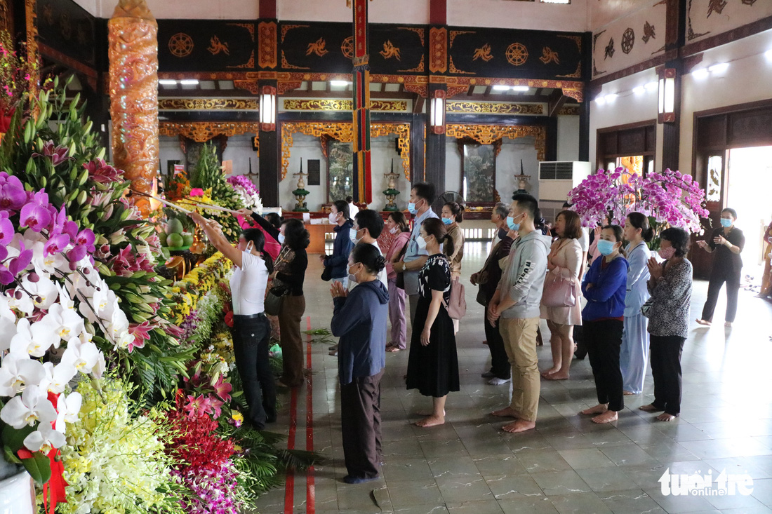 Người dân Sài Gòn xếp hàng, đeo khẩu trang dưới trời nắng nóng chờ lễ Phật - Ảnh 7.