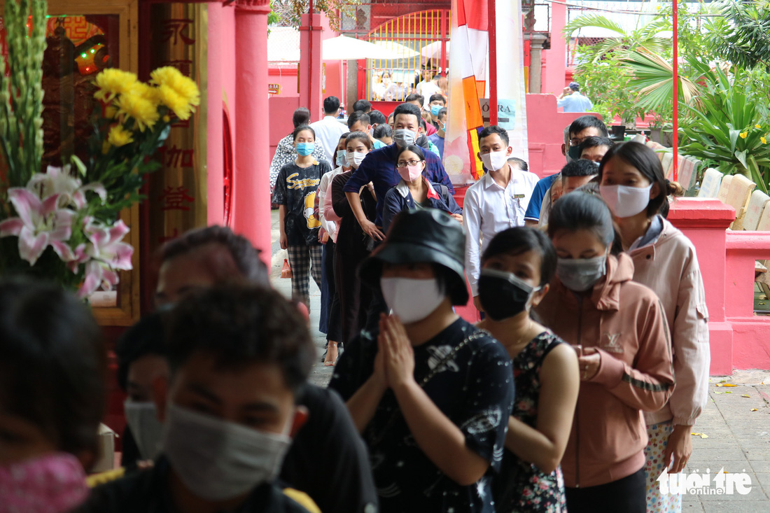 Người dân Sài Gòn xếp hàng, đeo khẩu trang dưới trời nắng nóng chờ lễ Phật - Ảnh 1.