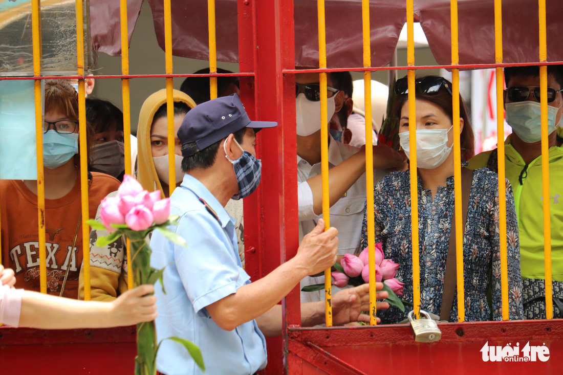 Người dân Sài Gòn xếp hàng, đeo khẩu trang dưới trời nắng nóng chờ lễ Phật - Ảnh 3.