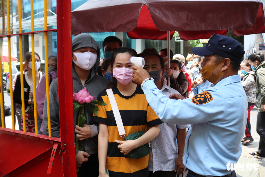 Người dân Sài Gòn xếp hàng, đeo khẩu trang dưới trời nắng nóng chờ lễ Phật - Ảnh 4.
