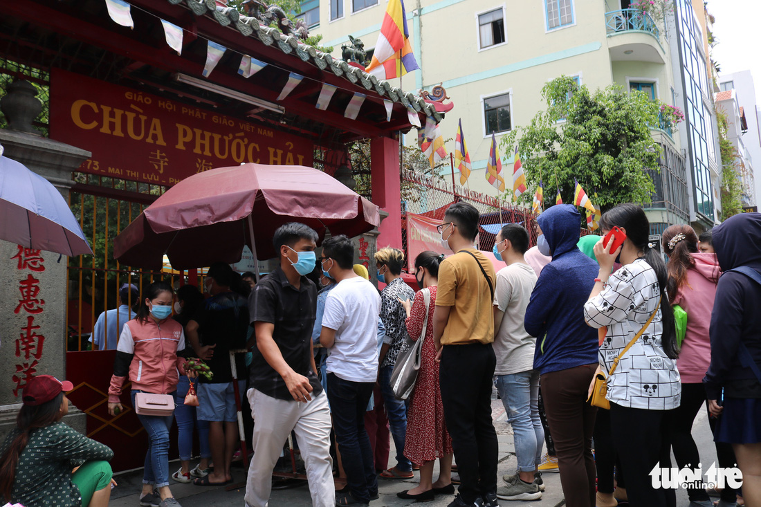 Người dân Sài Gòn xếp hàng, đeo khẩu trang dưới trời nắng nóng chờ lễ Phật - Ảnh 2.
