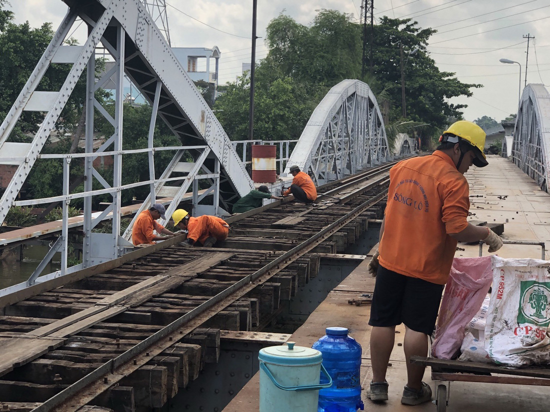 Tháo cầu sắt Bình Lợi 118 tuổi, giữ lại 2 nhịp để bảo tồn - Ảnh 15.