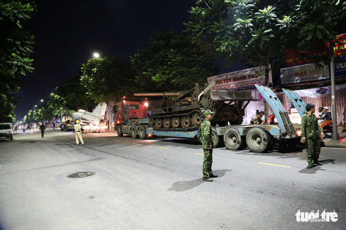 Máy bay, xe tăng rời bảo tàng đi trên phố đêm ở Huế đến địa điểm mới - Ảnh 13.