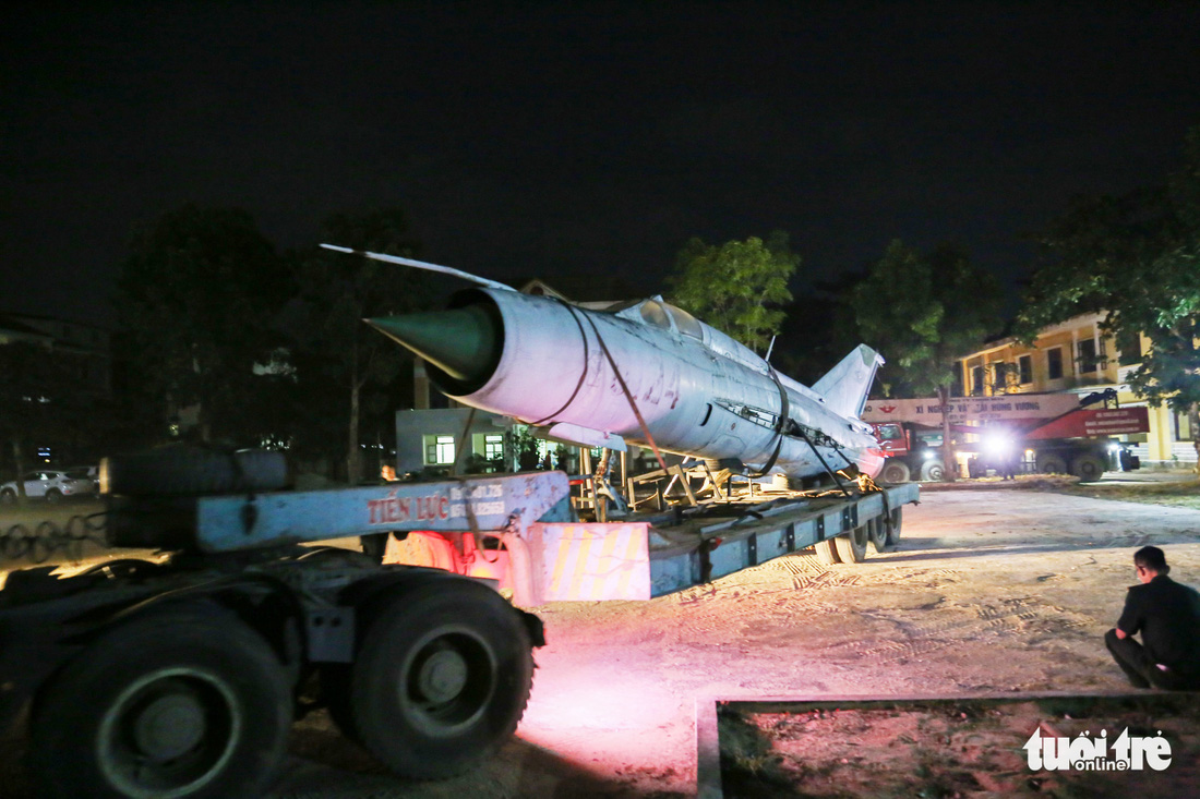Máy bay, xe tăng rời bảo tàng đi trên phố đêm ở Huế đến địa điểm mới - Ảnh 14.