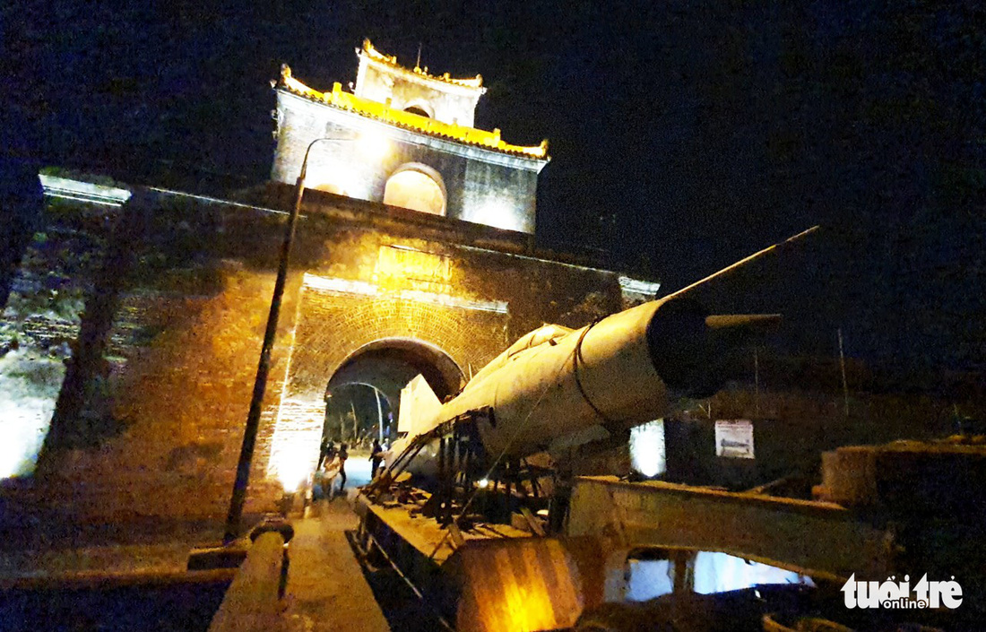 Máy bay, xe tăng rời bảo tàng đi trên phố đêm ở Huế đến địa điểm mới - Ảnh 9.