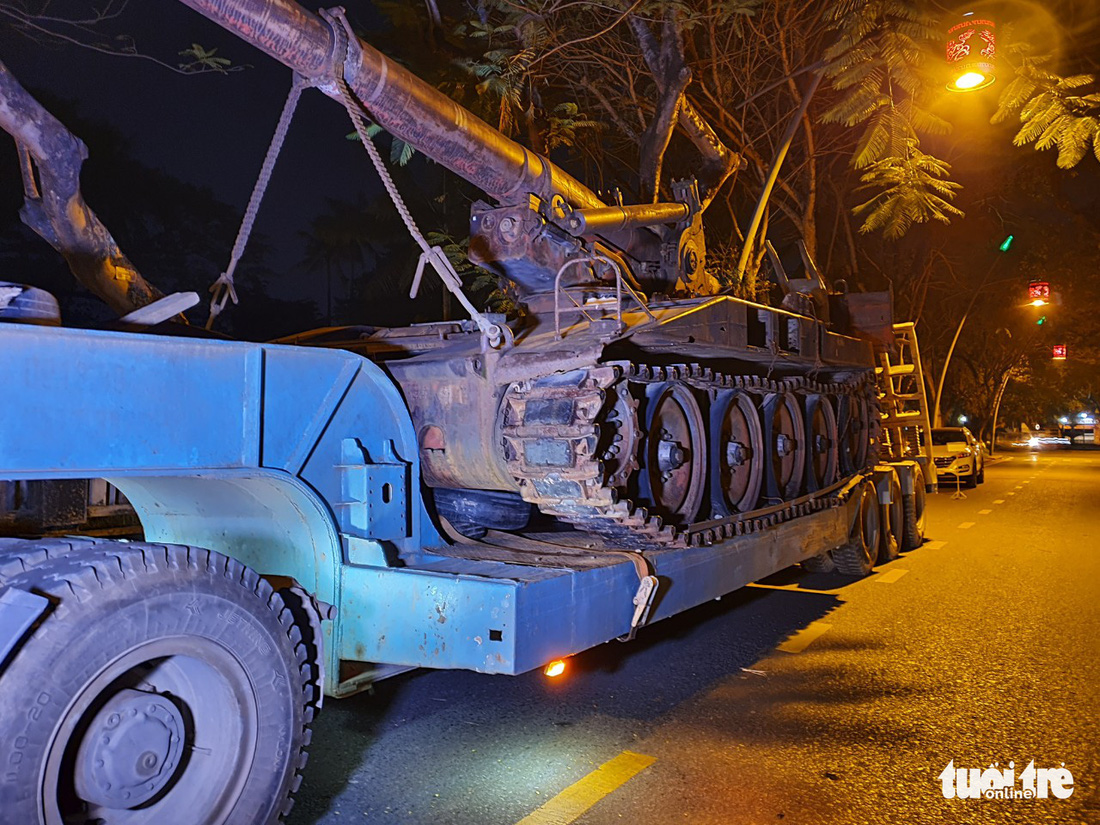 Máy bay, xe tăng rời bảo tàng đi trên phố đêm ở Huế đến địa điểm mới - Ảnh 11.