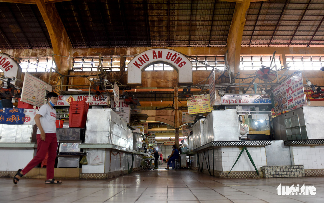 Sạp hàng đóng cửa vì không có khách nước ngoài, chợ Bến Thành đìu hiu - Ảnh 3.