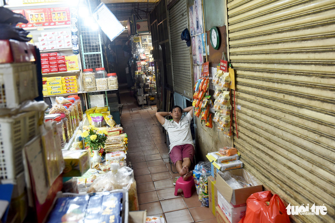 Sạp hàng đóng cửa vì không có khách nước ngoài, chợ Bến Thành đìu hiu - Ảnh 4.
