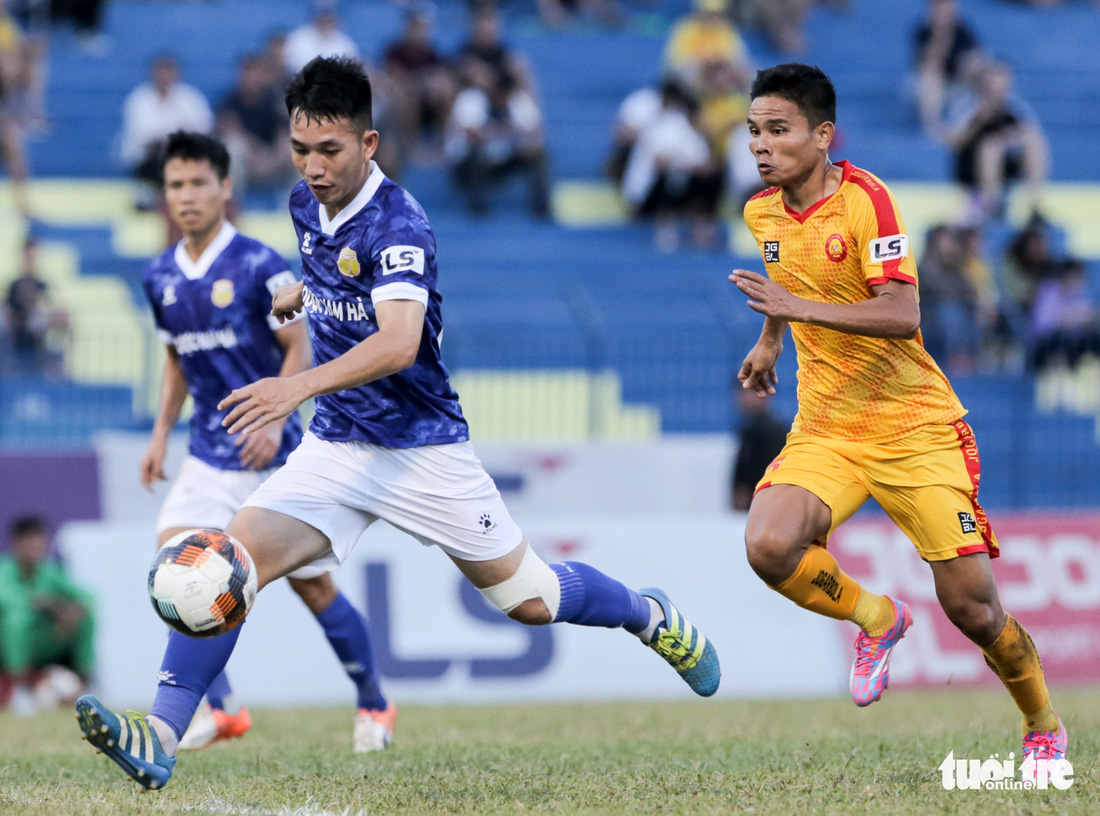 Chấm dứt 341 ngày không thắng ở V-League, HLV Thanh Hóa nhảy cẫng ăn mừng - Ảnh 1.