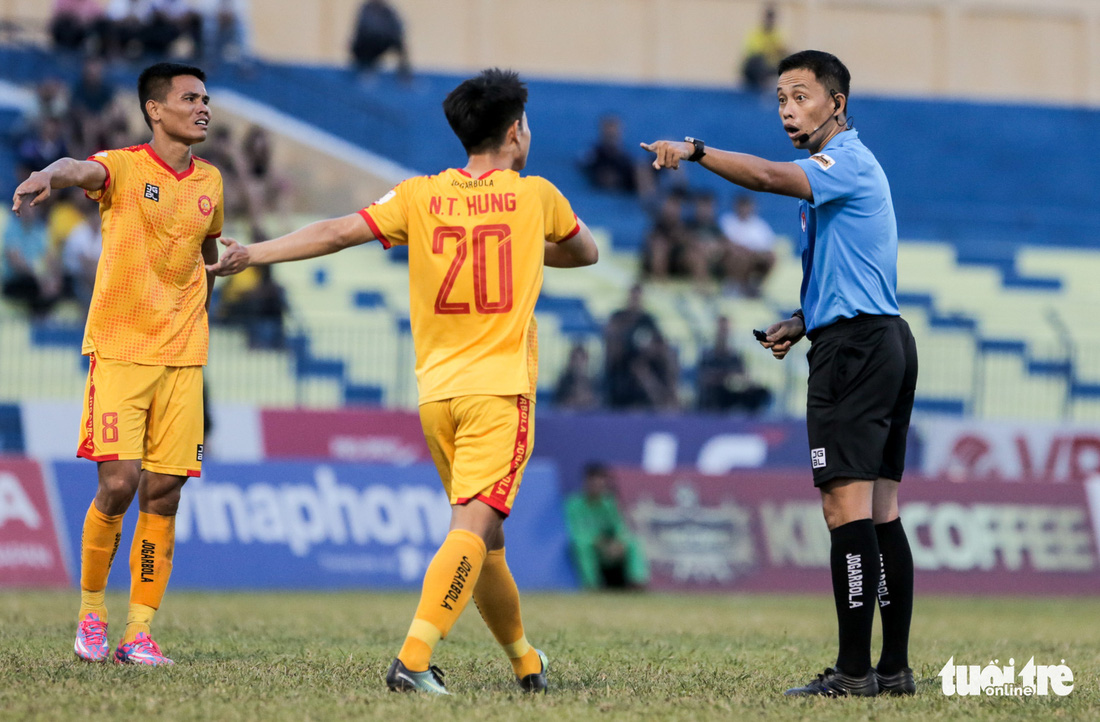 Chấm dứt 341 ngày không thắng ở V-League, HLV Thanh Hóa nhảy cẫng ăn mừng - Ảnh 7.