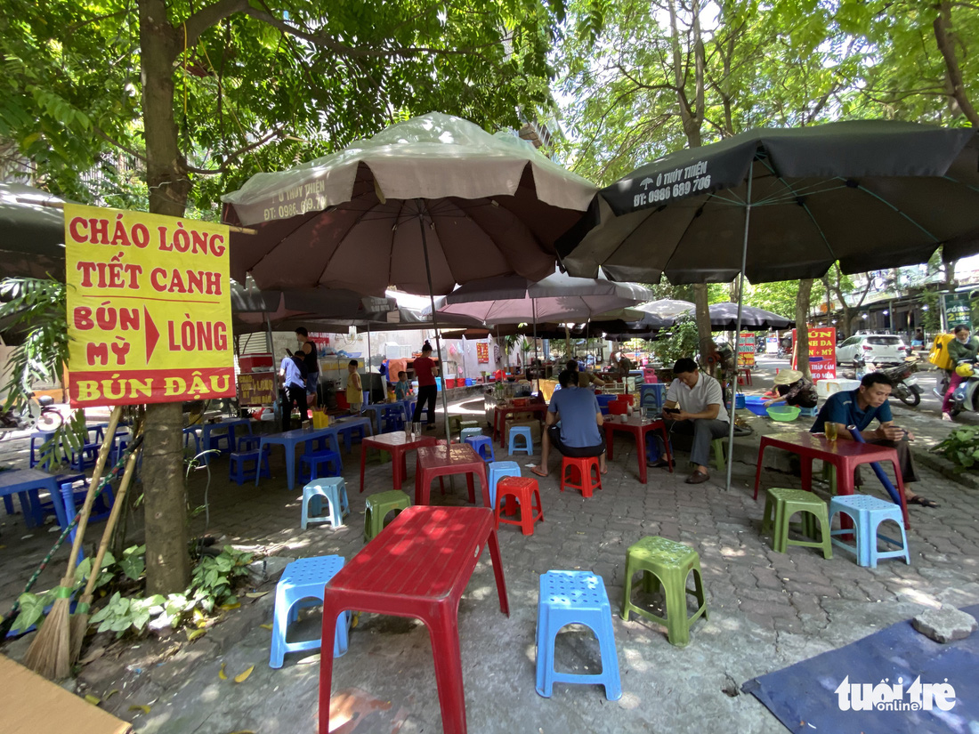 Hàng loạt tòa nhà tái định cư ở Hà Nội bị xẻ thịt để kinh doanh - Ảnh 2.