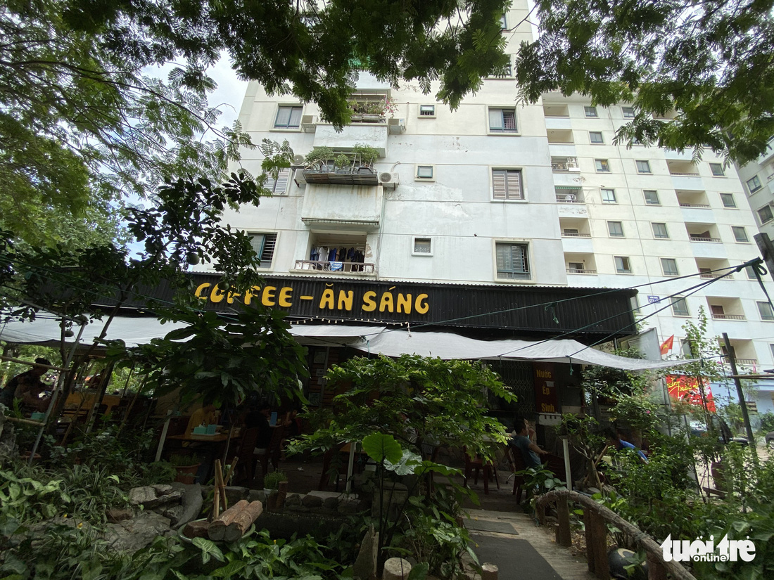 Hàng loạt tòa nhà tái định cư ở Hà Nội bị xẻ thịt để kinh doanh - Ảnh 5.